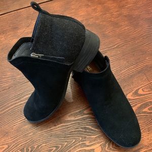 TOM’S. Black and grey booties